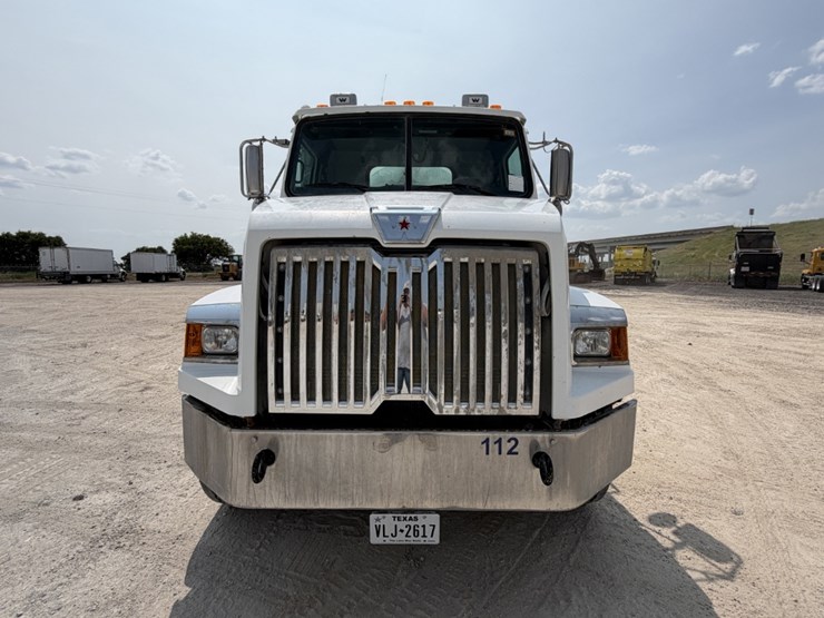 2022-western-star-4700-image-2