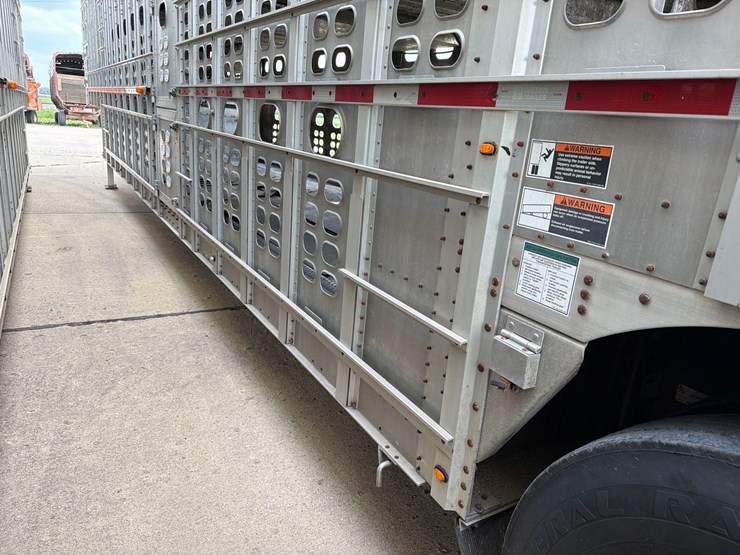 2016-wilson-livestock-trailer-image-15