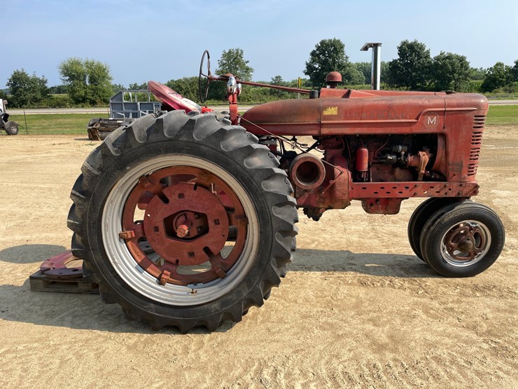 #300-•-1951-farmall-m-tractor-image-4