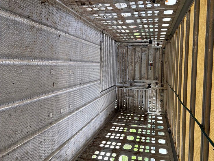 2016-wilson-livestock-trailer-image-58