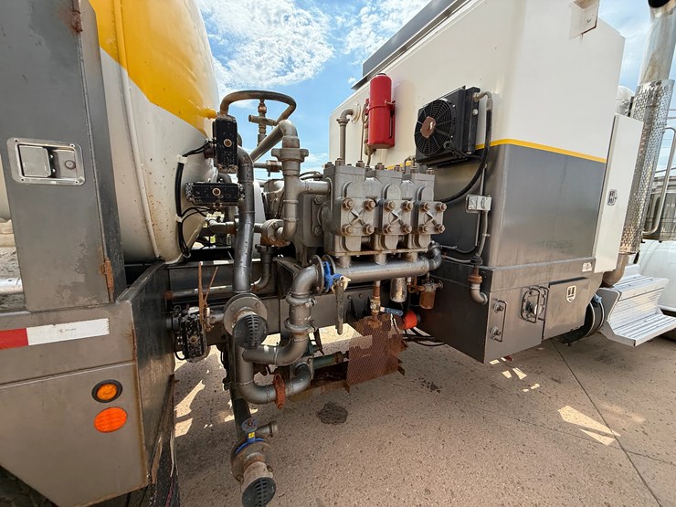 2019-peterbilt-389-image-17