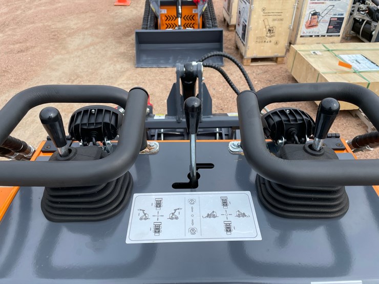 #5633-•-landhonor-mini-skid-steer-loader-me380r2-(mosinee,-wi)-image-11