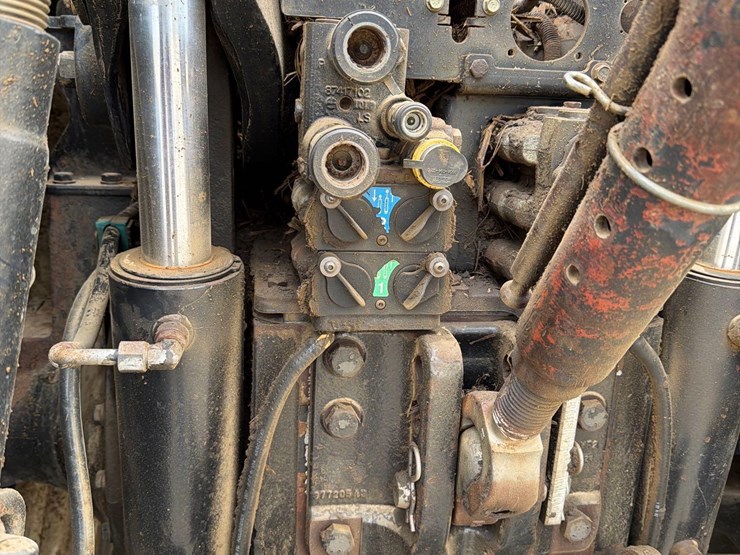 2009-new-holland-t8050-image-26