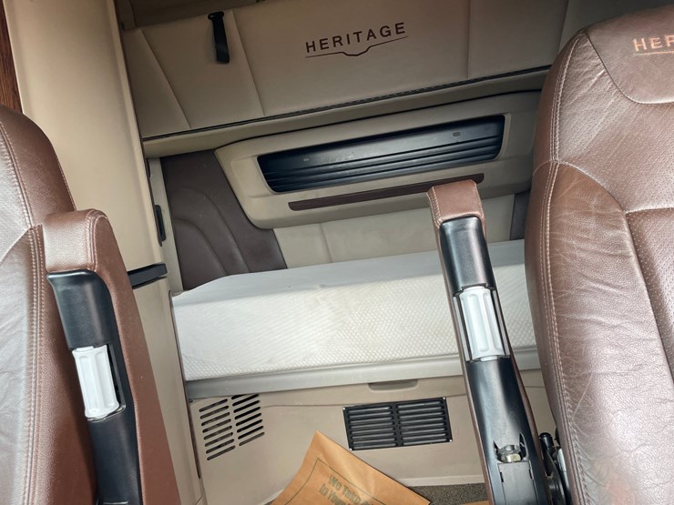 2020-peterbilt-567-image-24