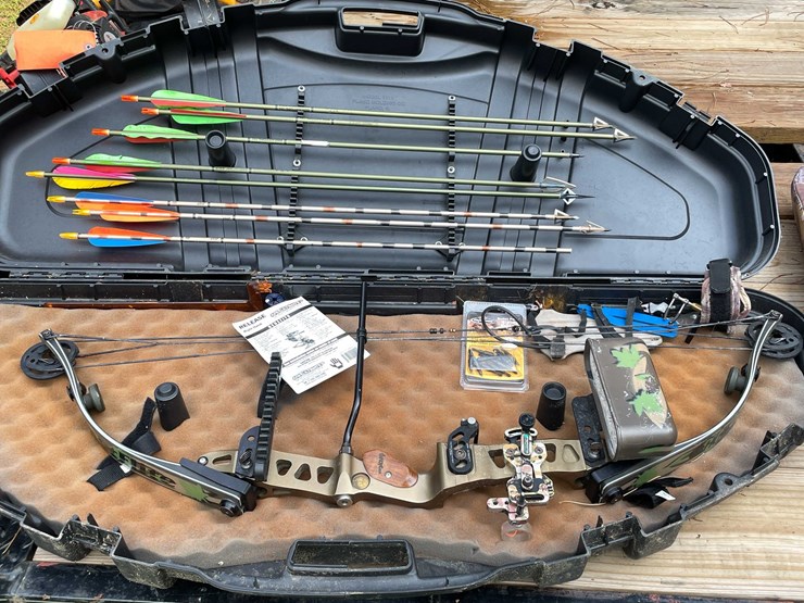 #5715-•-hoyt-usa-bow-image-1