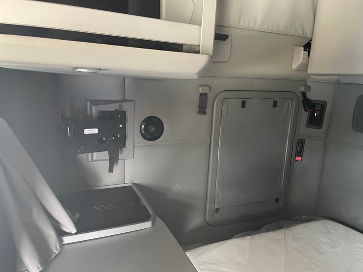2020-kenworth-t680-image-30