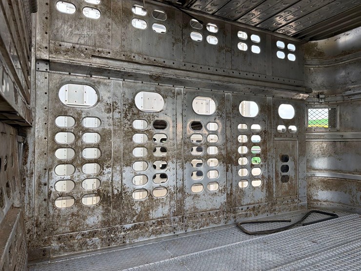 2016-wilson-livestock-trailer-image-56