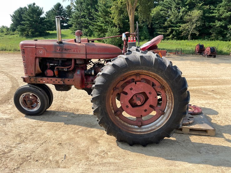 #300-•-1951-farmall-m-tractor-image-8