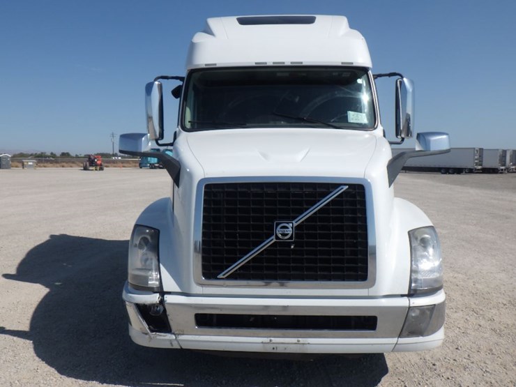 2018-volvo-vnl780-image-2