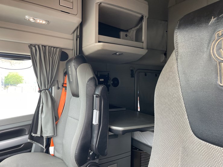 2022-kenworth-t680-image-28