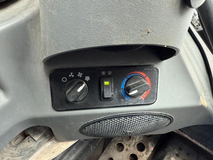 2023-bobcat-s650-image-24