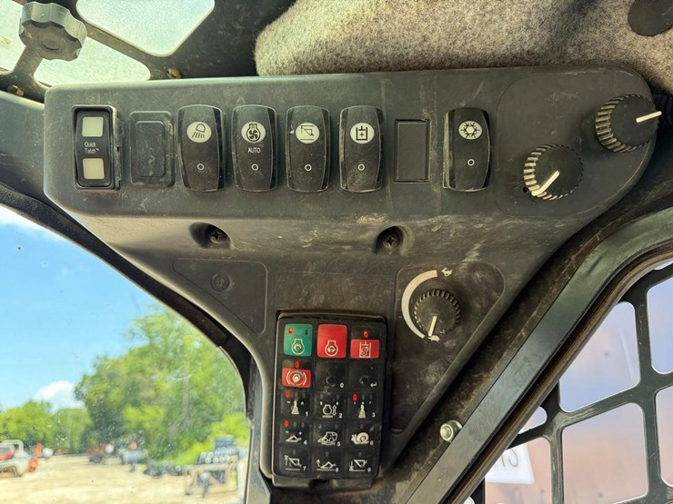 2016-deere-320e-image-19