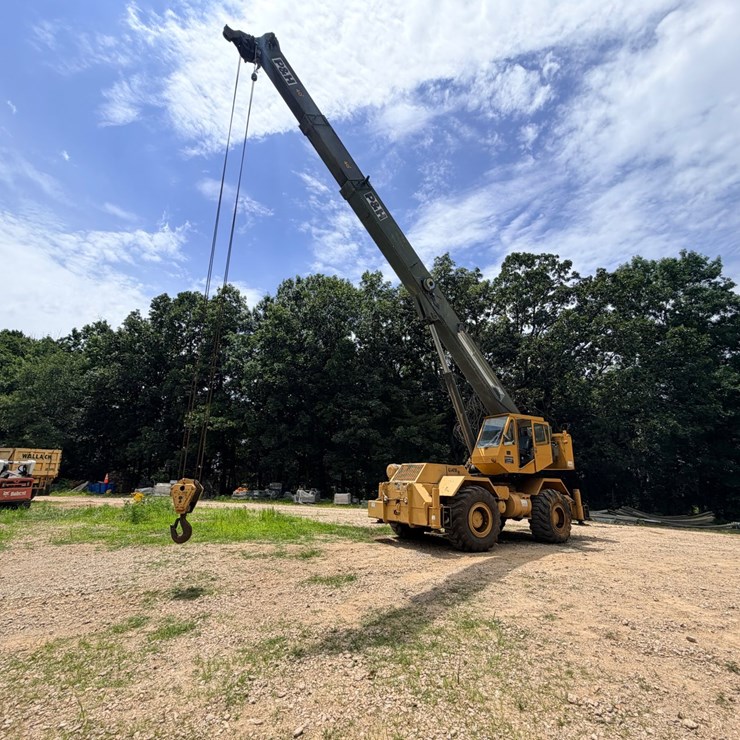 #24150 • 1992 P&H mobile 35 Ton Crane
