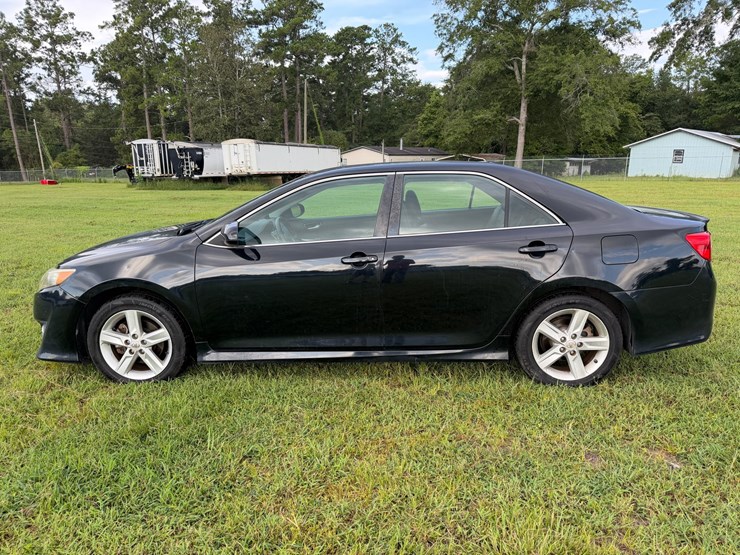 #106-•-2013-toyota-camry-passenger-car-image-2