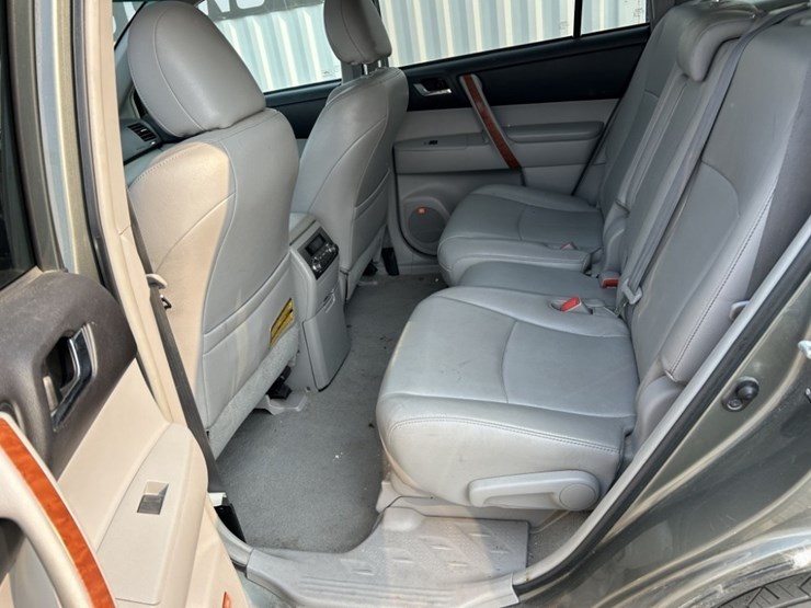 2010-toyota-highlander-image-37
