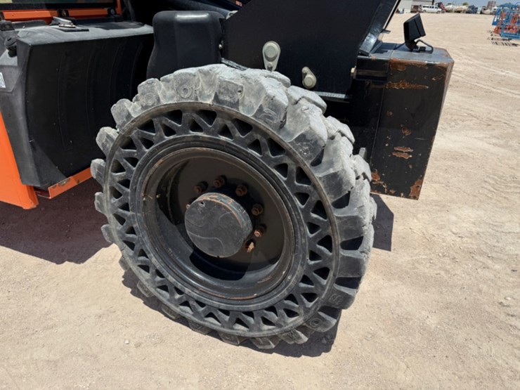 2014-jlg-g9-43a-image-8