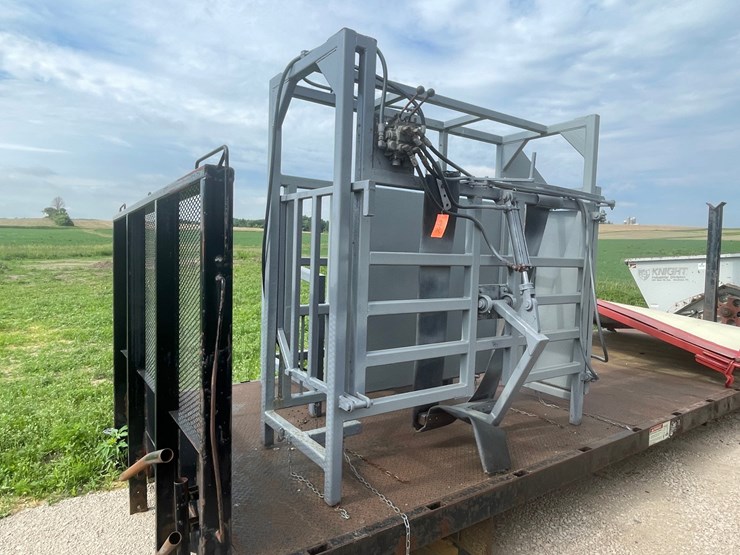 #303-•-tidenberg-heavy-duty-lay-down-cattle-chute-image-1