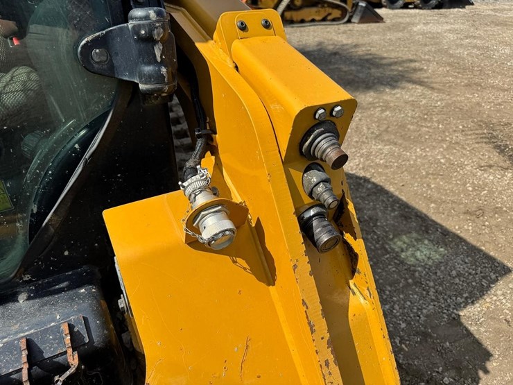 2023-caterpillar-259d3-image-12
