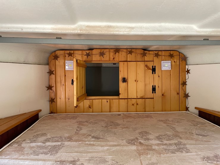 #103-•-1998-trailet-2-horse-trailer-with-overnight-package-(has-wi-title)-image-56