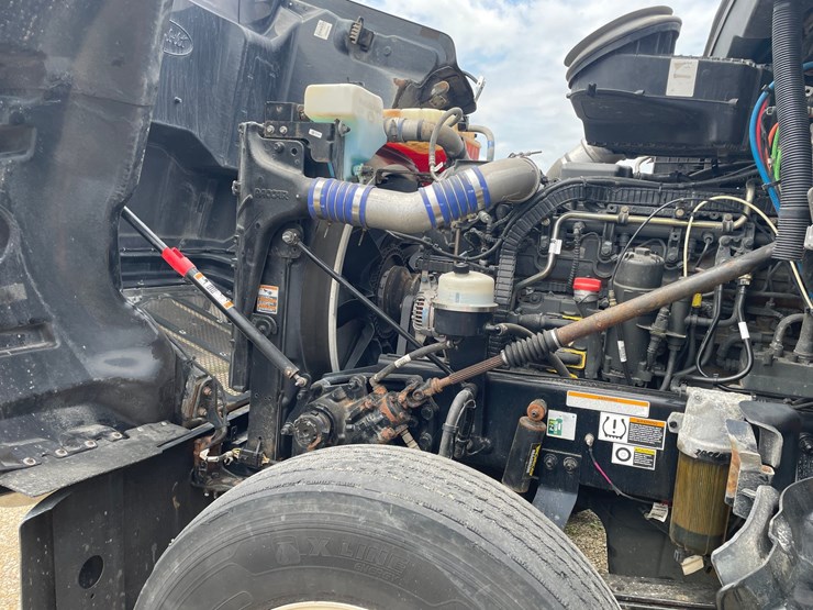 2020-peterbilt-567-image-30
