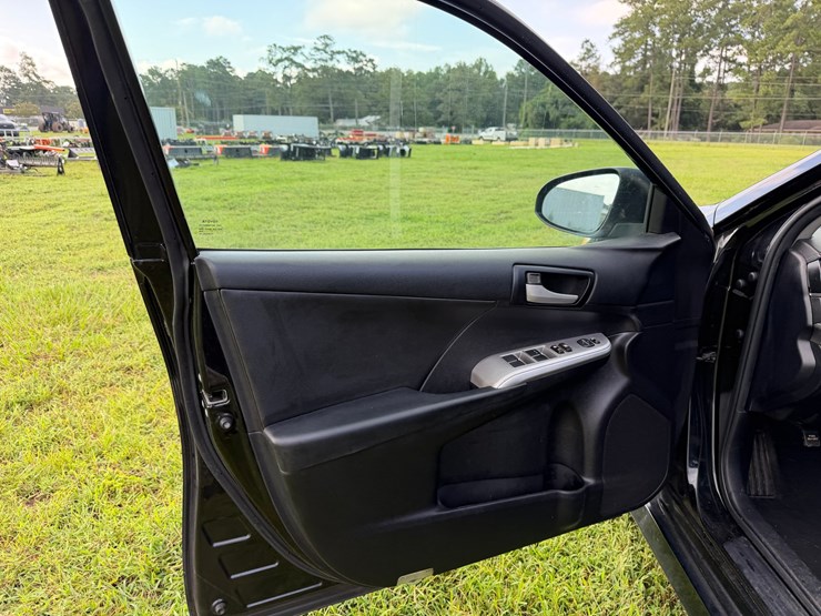 #106-•-2013-toyota-camry-passenger-car-image-14