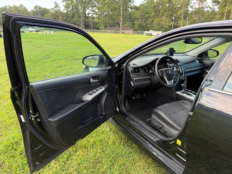 #106-•-2013-toyota-camry-passenger-car-image-13