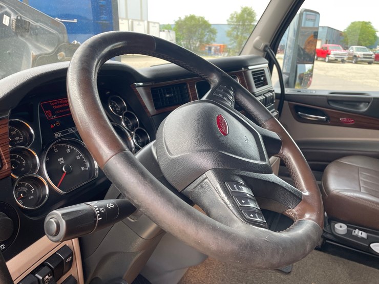 2020-peterbilt-567-image-22