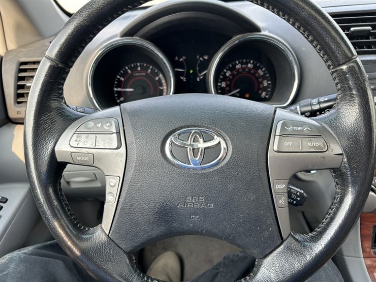 2010-toyota-highlander-image-26