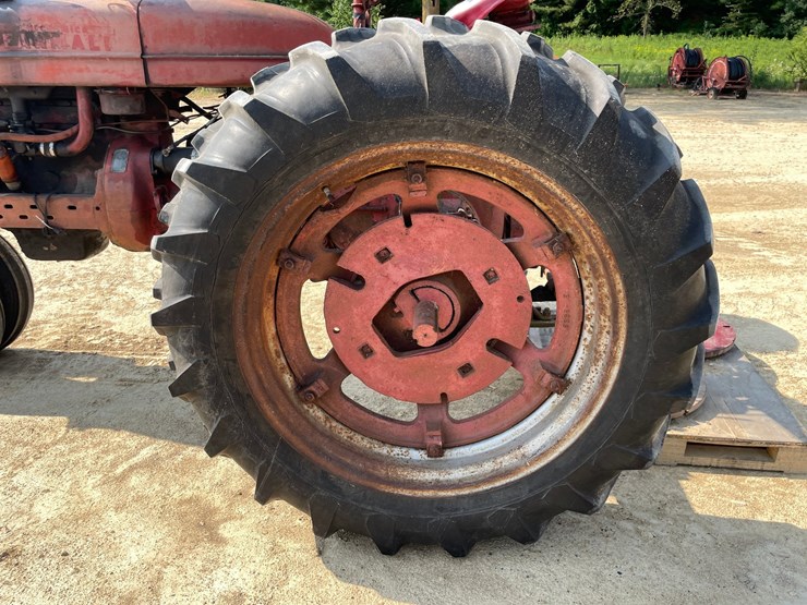 #300-•-1951-farmall-m-tractor-image-61