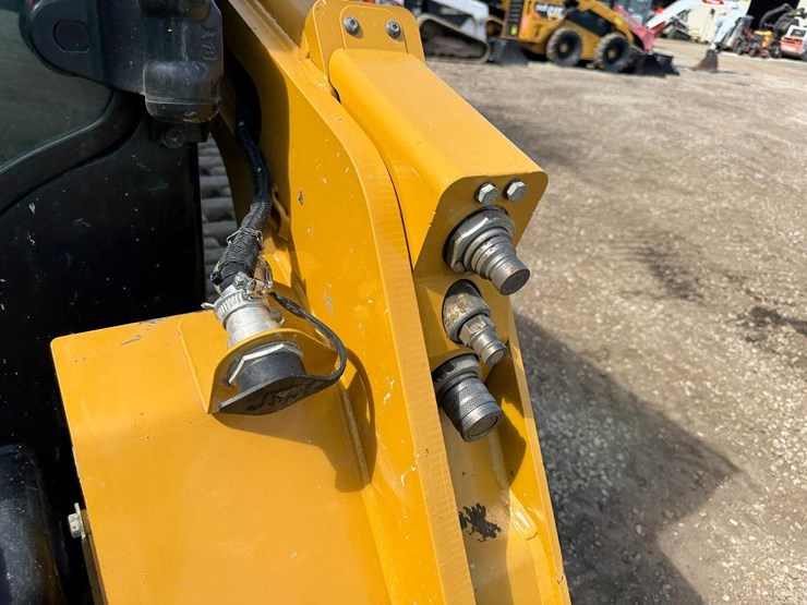 2023-caterpillar-259d3-image-12