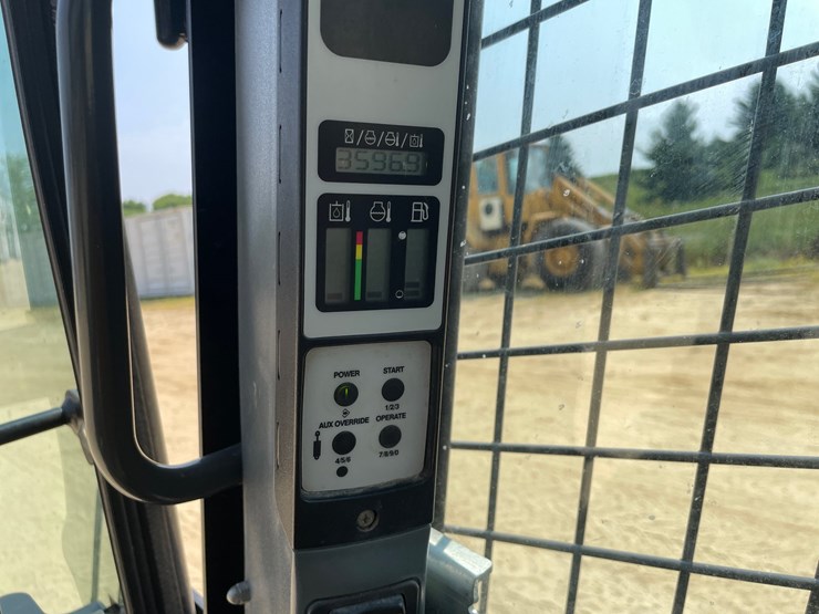 2016-new-holland-c227-image-33