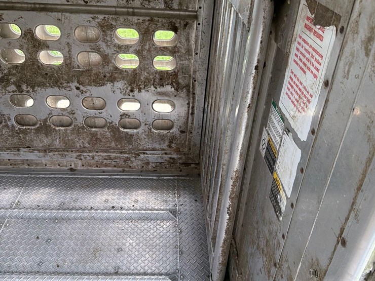 2016-wilson-livestock-trailer-image-45