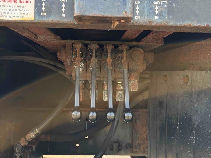 2000-freightliner-fl112-image-13