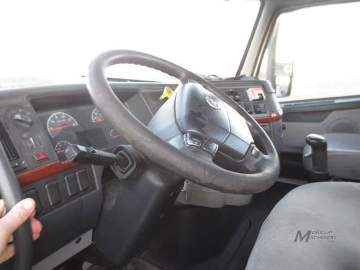 2008-volvo-vnl42t300-image-21