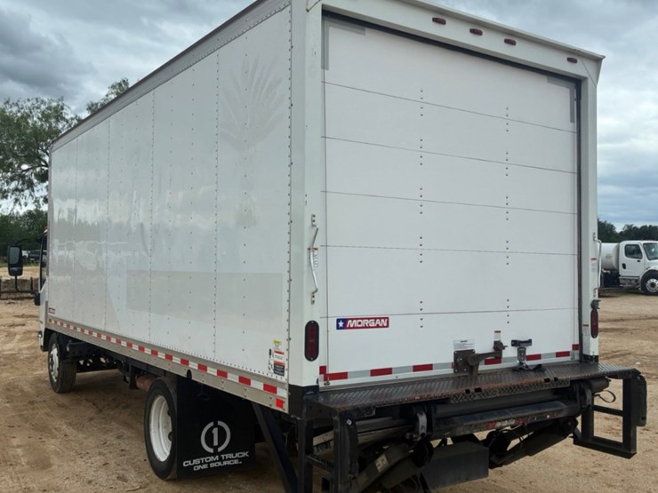 2019-isuzu-npr-image-6