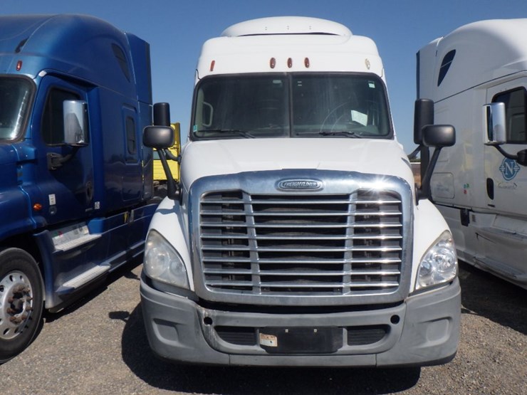 2015-freightliner-cascadia-125-image-2