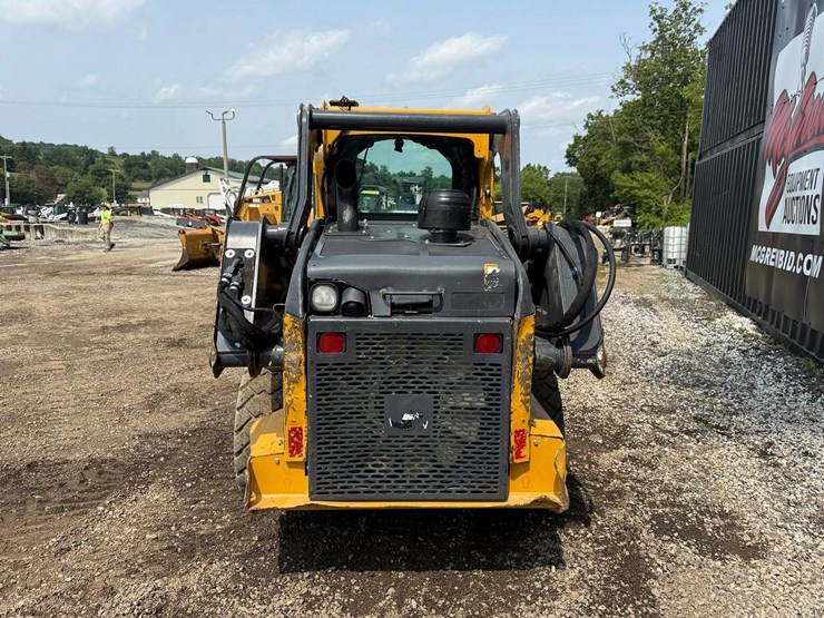 2024-deere-320g-image-3