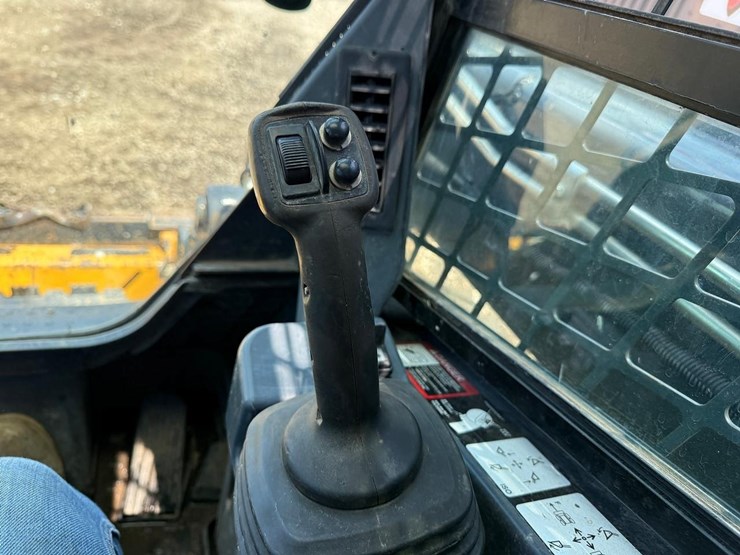 2016-deere-320e-image-18