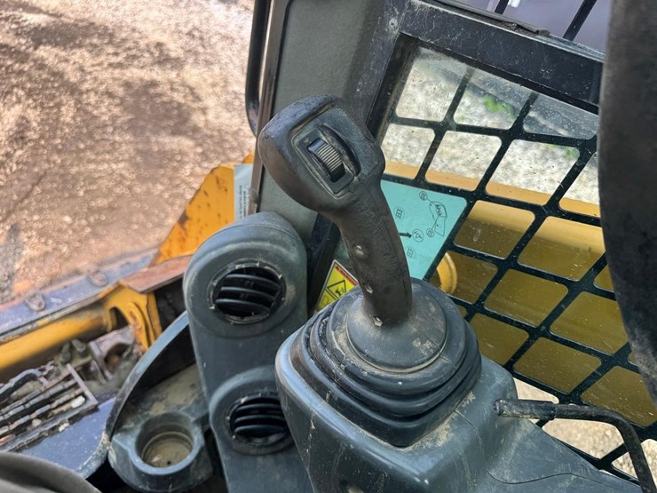 2016-caterpillar-259d-image-27