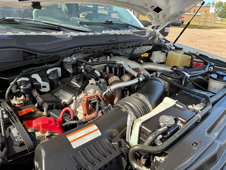2022-ford-f550-xl-image-14