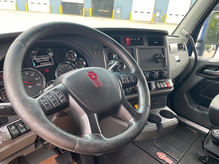 2020-kenworth-t680-image-24