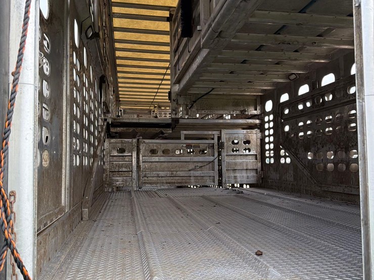 2016-wilson-livestock-trailer-image-40
