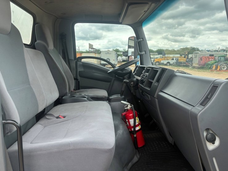 2019-isuzu-npr-image-9