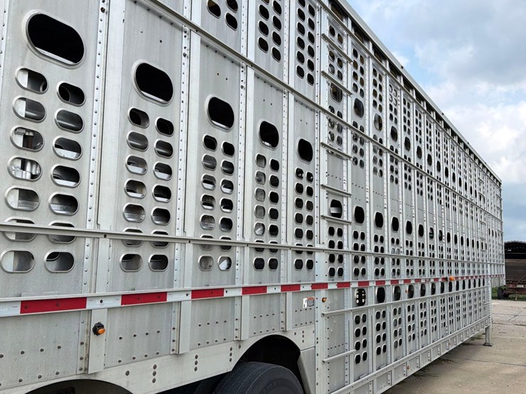 2016-wilson-livestock-trailer-image-38