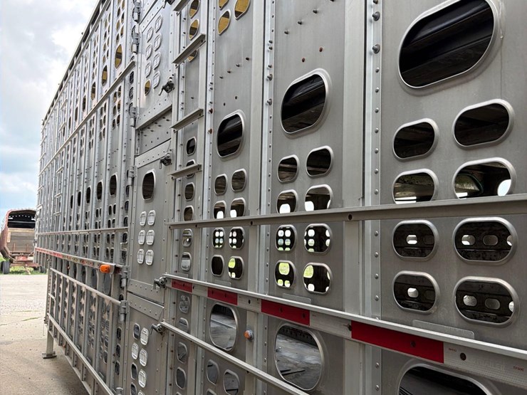 2016-wilson-livestock-trailer-image-16
