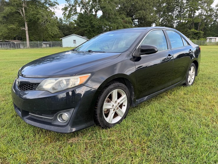 #106-•-2013-toyota-camry-passenger-car-image-1