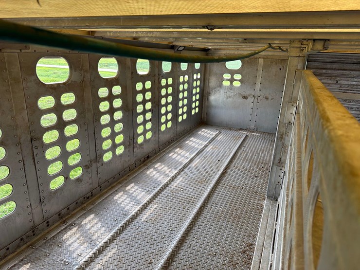 2016-wilson-livestock-trailer-image-67