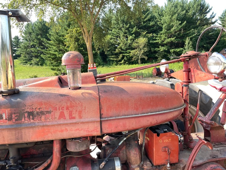 #300-•-1951-farmall-m-tractor-image-15