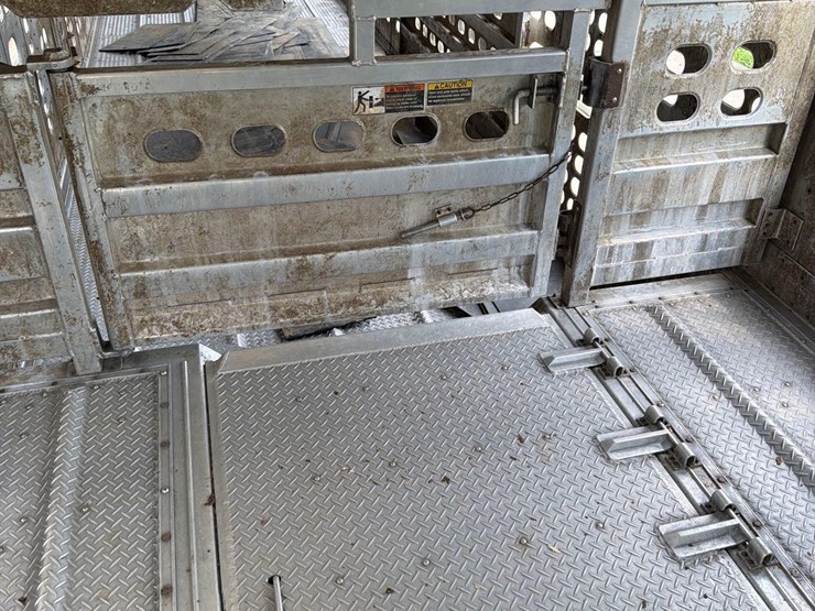 2016-wilson-livestock-trailer-image-47