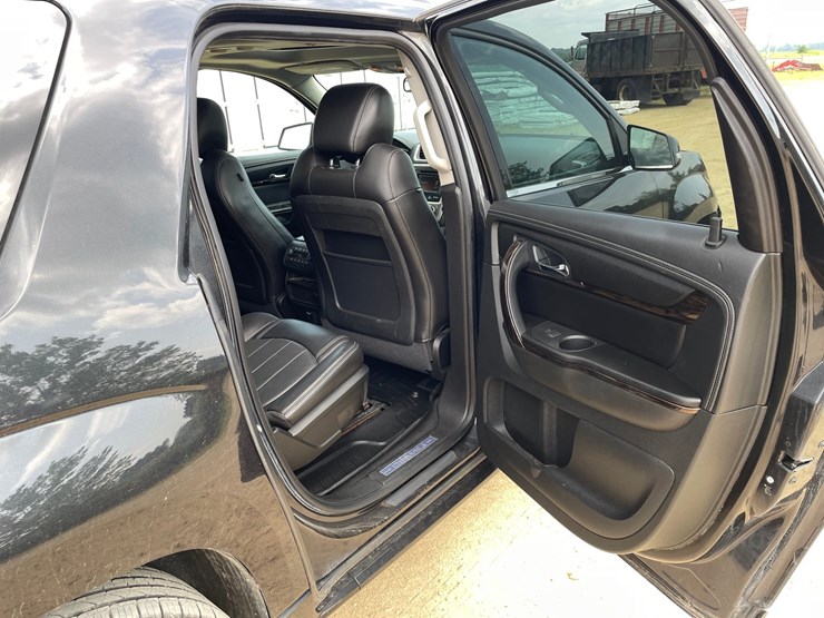 2014-gmc-acadia-denali-image-35